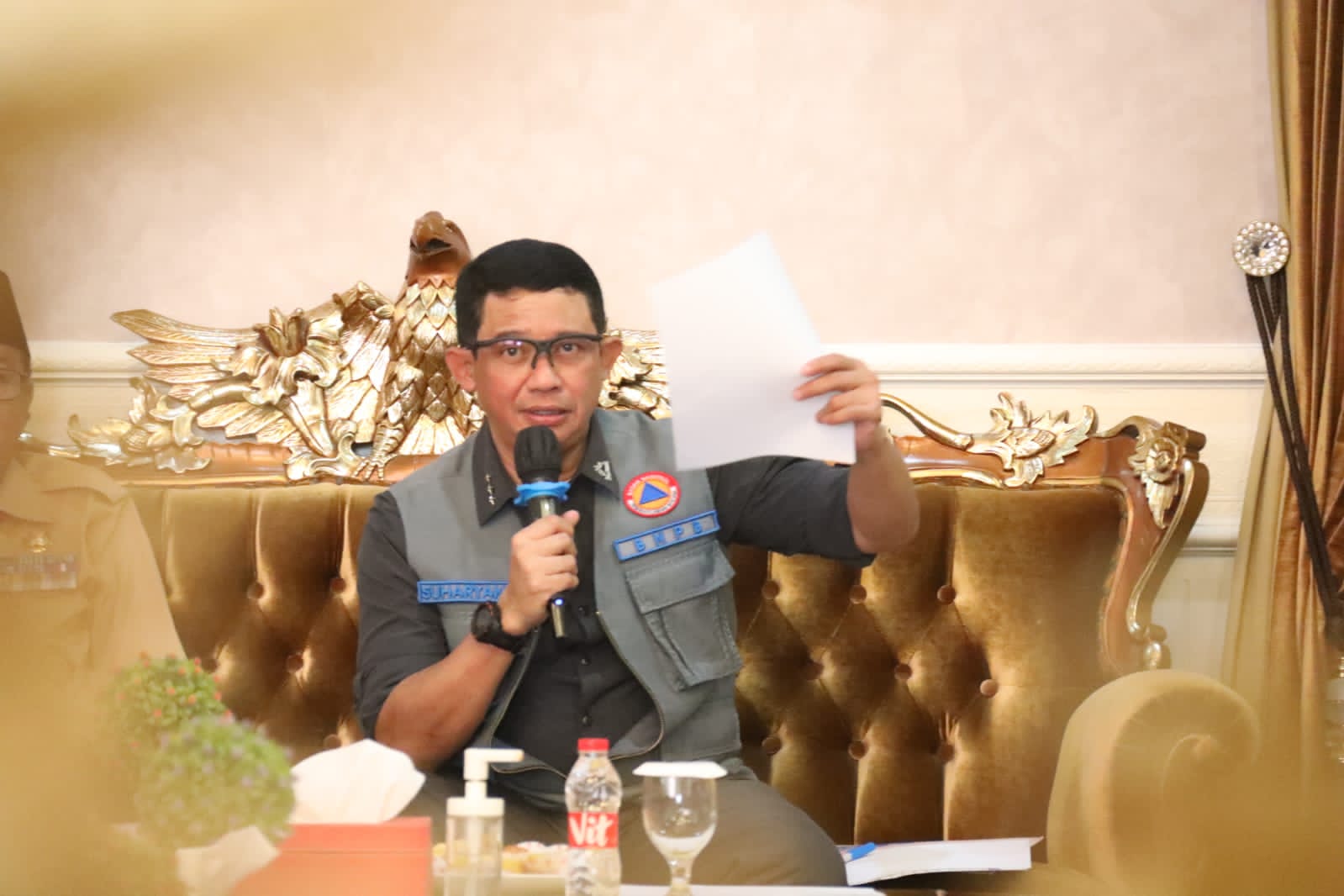 Kepala BNPB Letjen TNI Suharyanto (menggunakan rompi dan kemeja hijau) saat memimpin Rapat Evaluasi Percepatan Pelaksanaan Pembangunan Rumah Rusak bagi masyarakat terdampak gempa pada November yang lalu. Rapat ini dilaksanakan di Kantor Bupati Cianjur, Jawa Barat pada Jumat (14/7).